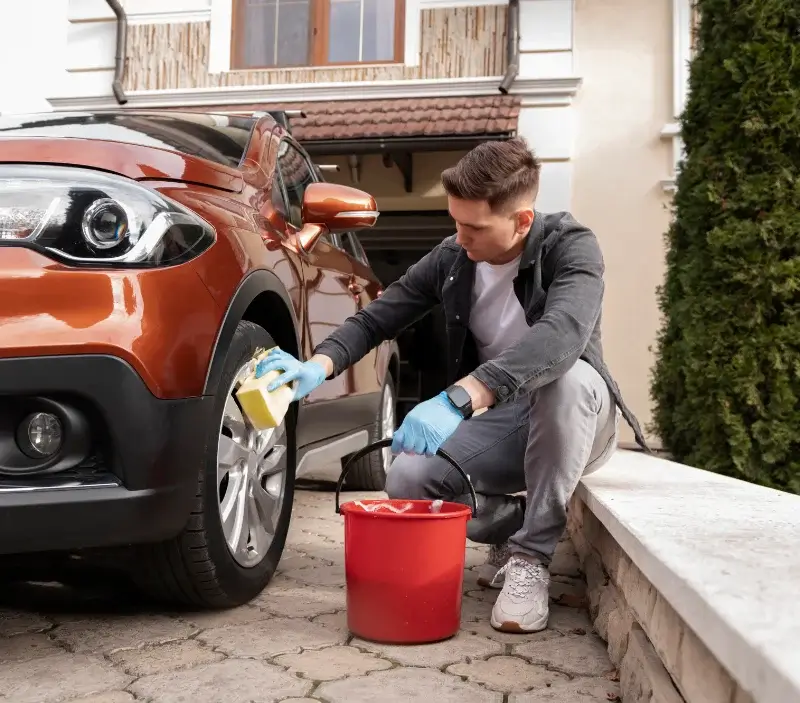 Lavage auto à domicile Crottes-en-Pithiverais : professionnel intervenant sur un véhicule